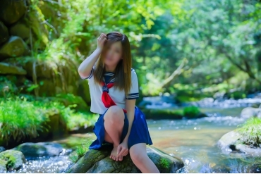 森林の中の女子高生